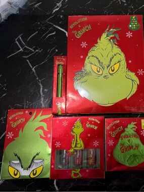 Revolution x The Grinch Holiday Makeup Set